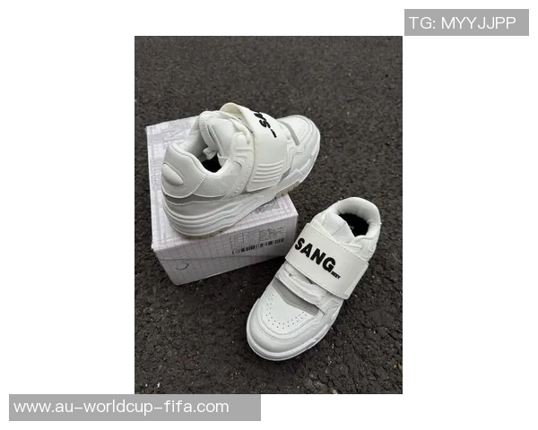 足球收藏家揭秘珍稀球鞋背后的故事与价值分析